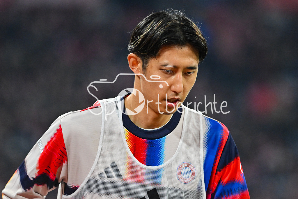 FC Bayern München - TSG 1899 Hoffenheim | MUNICH, GERMANY - 08. FEBRUARY: im Bild Hiroki ITO (FC Bayern Munich 21) beim warmmachen während dem Bundesligamatch zwischen dem FC Bayern München und der TSG 1899 Hoffenheim am 21. Spieltag in der Allianz Arena / DFL REGULATIONS PROHIBIT ANY USE OF PHOTOGRAPHS AS IMAGE SEQUENCES AND/OR QUASI-VIDEO / Einzelfoto / Freisteller