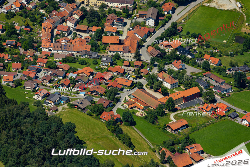 Aktuelles Luftbild von  Gotteszell - Die Luftaufnahme wurde 2022 mittels UL-Flugzeug erstellt ( keine Drohne ) - hochauflösende Kamera-Systeme von  Canon -Beste Qualität - Für grossformatige Ausdrucke geeignet. Die Geschenkidee !