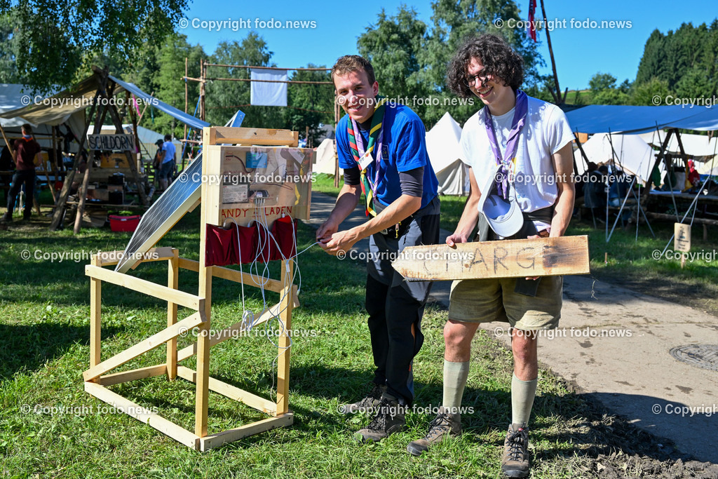 Scout Camp Austria_ 11.08.2023-15 | 11.08.2023, Berg am Attersee, AUT, Scout Camp Austria 2023, im Bild selbstgebaute Handyaufladestation Solarbetrieben, Pfadfinder aus Litauen und Italien laden ihre Handys auf