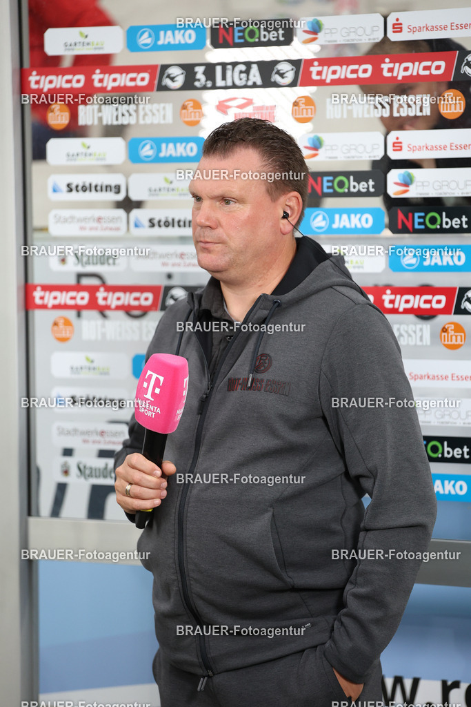 Rot-Weiss Essen - VFL Osnabrück | Essen, Deutschland, 17.09.2025 Uwe Koschinat (Rot-Weiss Essen) gibt ein Interviewwährend des 3.Liga Spiels zwischen  Rot-Weiss Essen und VFL Osnabrück am 17.09.2025 im Stadion an der Hafenstraße in Essen. (Foto von Timo Bluhmki-Schmidt/Brauer Fotoagentur