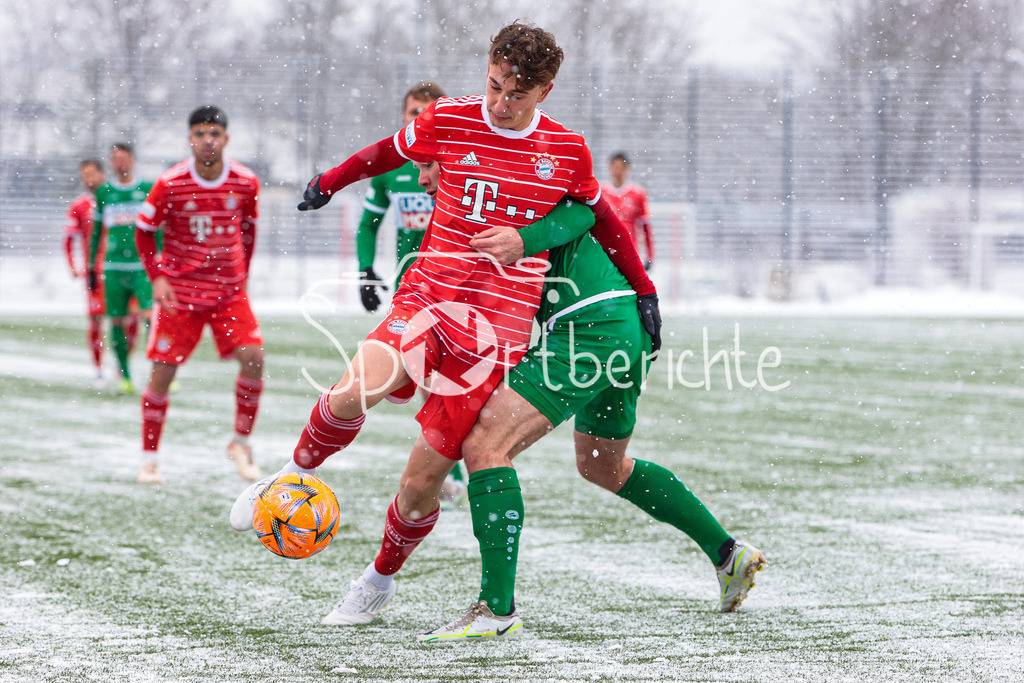 FC Bayern Amateure - VfB Eichstätt | Behar NEZIRI (FCB #14) im duell mit Johannes FIEDLER (VFB #5)