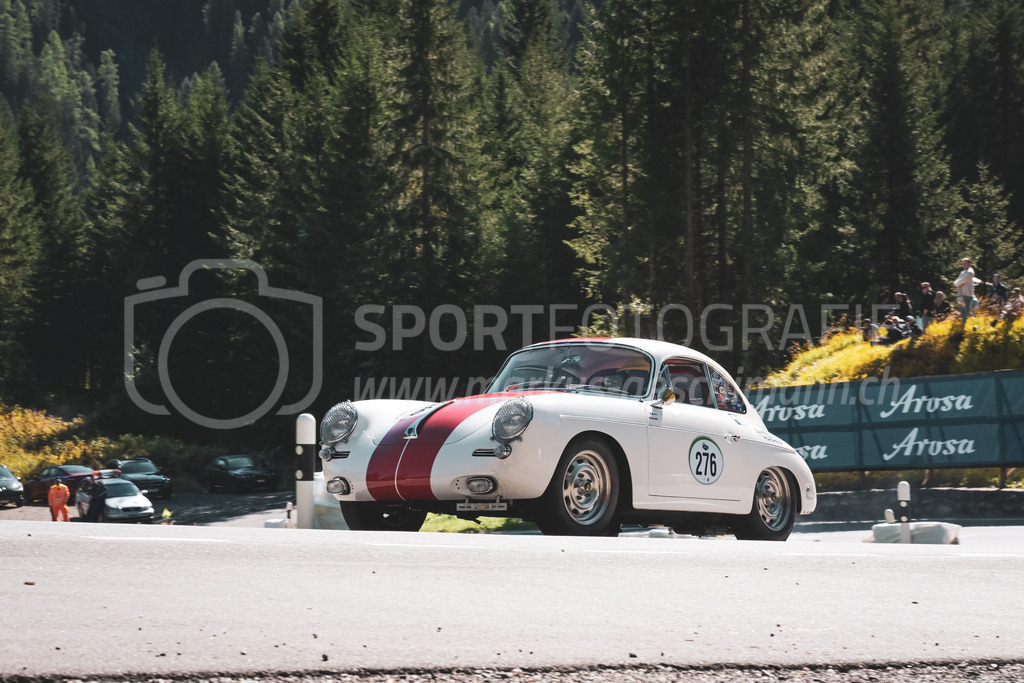 21. Arosa ClassicCar 2025 - 6. =September= 2025 | Claudia Halter aus Uetikon am See (SUI) in einem Porsche 356 aus dem Jahre 1965 mit Startnummer 276 am Arosa ClassicCar 2025 in der Kategorie Classic Trophy..@arosaclassiccar, @arosa.official, #arosaclassiccar, #arosa, #76curves, #classiccarBild: Sportfotografie Markus Aeschimann | www.markus-aeschimann.ch - Realisiert mit Pictrs.com