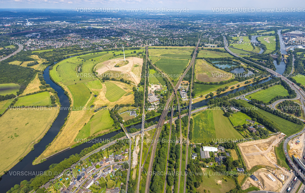 Duisburg250703755Mitte | Luftbild, Ruhrbogen mit Energiepark Styrumer Ruhrbogen Windrad und Große Ruhrinsel, Schifffahrtskanal und Wasserkraftwerk Raffelberg, Brückenlandschaft RuhraueEisenbahngleise und Autobahn A40 Kreuz Kaiserberg, Spuren in der Landschaft, Duissern, Duisburg, Ruhrgebiet, Nordrhein-Westfalen, Deutschland