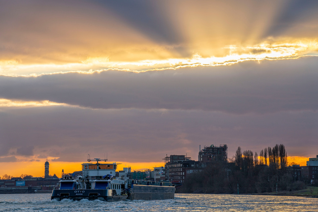 JT-210226 | Frachtschiff auf dem Rhein zwischen Duisburg und Krefeld, dramatischer Sonnenuntergang, NRW,  Deutschland,  - Realisiert mit Pictrs.com