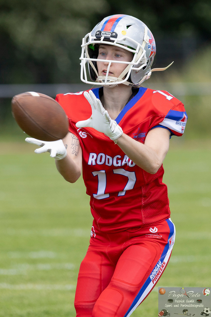 GFLW 1: German Football League Women 1: Rodgau Pioneers Ladies - Stuttgart Scorpions Sisters, 07.06.2026 | Sina Scherer (Rodgau Pioneers Ladies #17) fängt einen Ball,, Freisteller, Portrait / Porträt, Rodgau Pioneers Ladies - Stuttgart Scorpions Sisters, Rodgau, Maingau-Energie-Stadion "Am Weichsee", 7.6.2026 - Realisiert mit Pictrs.com