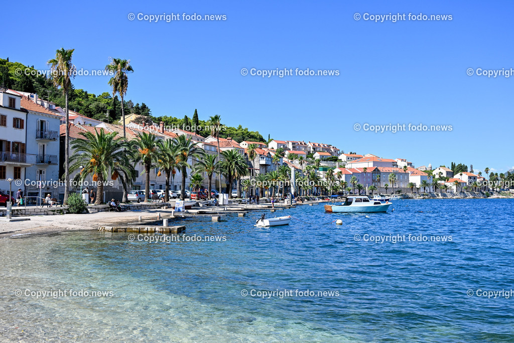 Kroatien_ Korcula_ Insel in Sueddalmatien_ Korcula Stadt_ 13.09.2024-9 | 13.09.2024, Kroatien, HRV, Korcula, Insel in Sueddalmatien, Korcula Stadt im Bild Hafen, Hafenansichten, Boot, Boote, Schiff, Schiffe, Gebauede, Adria, Meer, Stadtansichten, Altstadt, Marco Polo, Museum, Touristen, Souvenier, Restaurant, KonobaKorcula - Schwarzes Korfu - benannt nach den dunklen Kiefernwaeldern, ist eine zu Kroatien gehoerende Insel in der Adria vor der Kueste Sueddalmatiens. Zugleich ist sie Teil des Dinarischen Gebirges. Quelle: Wikipedia