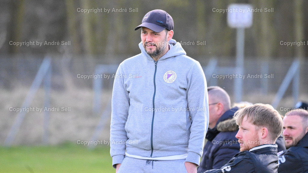 VfR Neumünster (lila) vs SV Preußen 09 Reinfeld (schwarz) | Trainer Danny Cornelius (VfR) / Fußball-Oberliga Männer 2025/2026 / VfR Neumünster (lila) vs SV Preußen 09 Reinfeld (schwarz) / Grümmi-Arena / Neumünster / 06.04.26 - Realisiert mit Pictrs.com