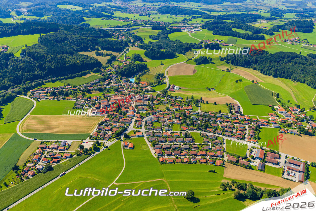 Luftaufnahme von Vachendorf - Die Luftaufnahme wurde 2025 vom UL-Flugzeug heraus erstellt ( keine Drohne ) - Hochauflösende Luftaufnahme - für professionelle Ausdrucke geeignet. Die Geschenkidee !Mit Lizenz und Bildrechte bestellbar