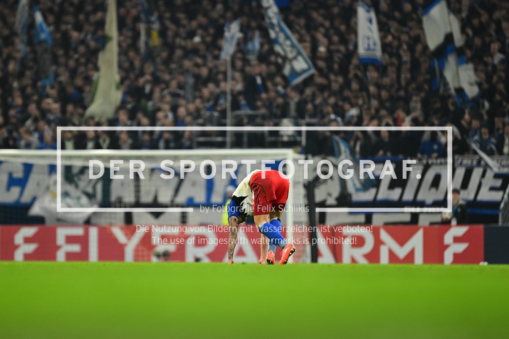 Fußball I Herren I Saison 2025-2026 I DFB-Pokal I Achtelfinale I Hamburger SV - Holstein Kiel I 39420 | Schaut enttäuscht, betrübt, deprimiert, frustriert, geknickt, gekränkt, niedergeschlagen, unzufrieden, ernüchtert, schlecht gelaunt: Luka Vuskovic (44, Hamburger SV) nach der Niederlage im Elfmeterschießen gegen Holstein Kiel - Realisiert mit Pictrs.com