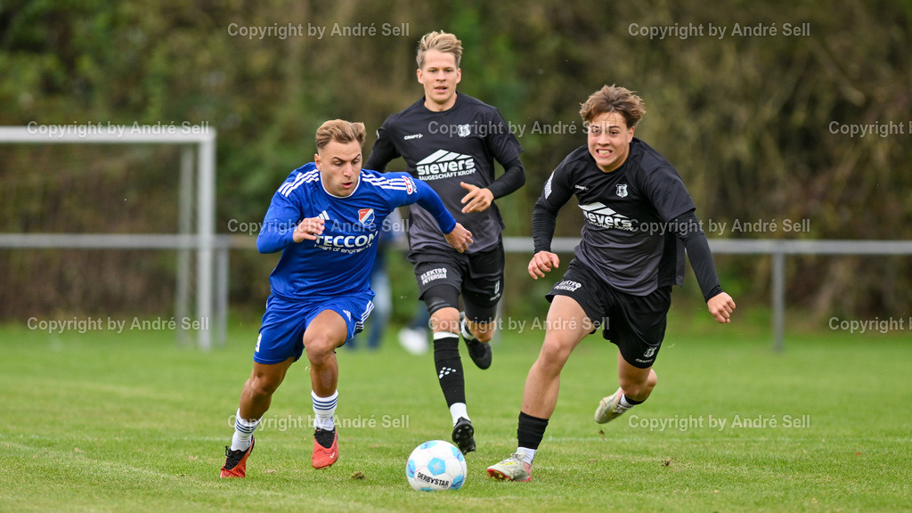 SpVg Eidertal Molfsee vs Eckernförder SV | Luca Aouci (Molfsee #19) vs Jannes Röschmann (ESV #26) / Fußball-Landesliga Schleswig Männer 2025/2026 / SpVg Eidertal Molfsee vs Eckernförder SV / Platz A / Molfsee / 27.09.25 - Realisiert mit Pictrs.com