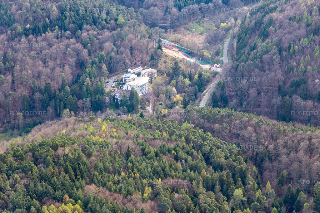 Celenus Parkklinik http://www.parkklinik-bad-bergzabern.de/ | Luftbild: Celenus Parkklinik http://www.parkklinik-bad-bergzabern.de/ in Bad Bergzabern im Bundesland Rheinland-Pfalz in Deutschland. Foto: IMG_131200.jpg vom 12.04.2022 durch ©2025 Werner Riehm fly-foto.de/copyright - Realisiert mit Pictrs.com