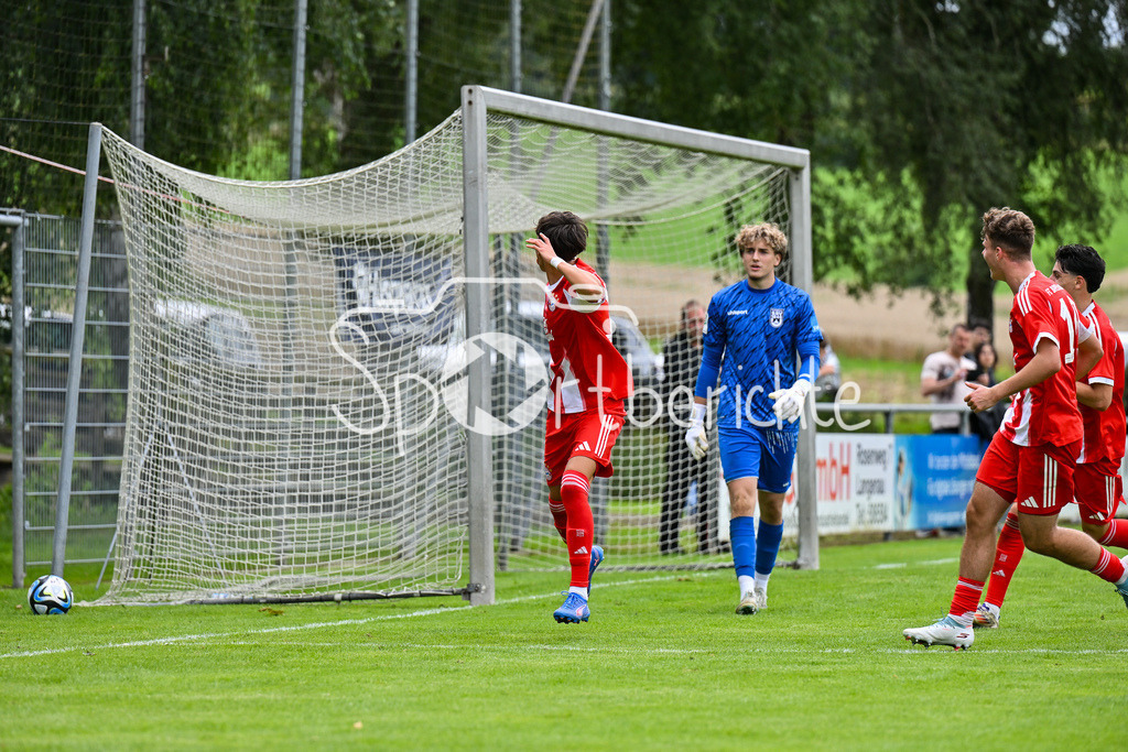 SSV Ulm 1846 Fussball U19 - FC Bayern München U19 | Jubel nach dem Elfmeter Treffer zum 1-2 durch Roy SNIP (FC Bayern U19 #15) / Tor / Torschuetze / Freude / Happy / U19 DFB Nachwuchsliga: SSV Ulm 1846 Fussball - FC Bayern München, Hauptspielfeld Langenau am 02.08.2025