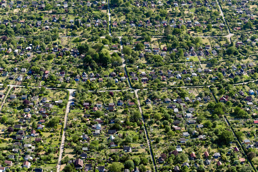 4030026 | BREMEN 01.06.2020 Parzellen der Kleingartenanlage Am Krähenberg e. V. entlang des Fluss - Verlaufs der Weser in Bremen. // Parcel of the small garden Am Kraehenberg e. V. along the course of the river Weser in Bremen in Germany. Foto: Gerhard Launer