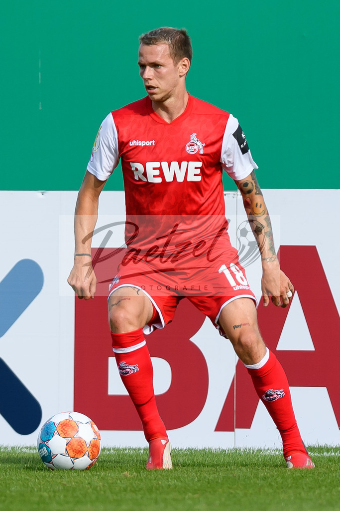JENKOE20210808_297 | Fussball, Herren: Ondrej Duda (1. FC Koeln) in Aktion, am Ball, Einzelaktion beim Spiel der 1. Runde im DFB-Pokal zwischen FC Carl Zeiss Jena und 1. FC Koeln im Ernst-Abbe-Sportfeld am 08.08.2021 in Jena, Deutschland.DFB / DFL REGULATIONS PROHIBIT ANY USE OF PHOTOGRAPHS AS IMAGE SEQUENCES AND/OR QUASI-VIDEO. - Realisiert mit Pictrs.com
