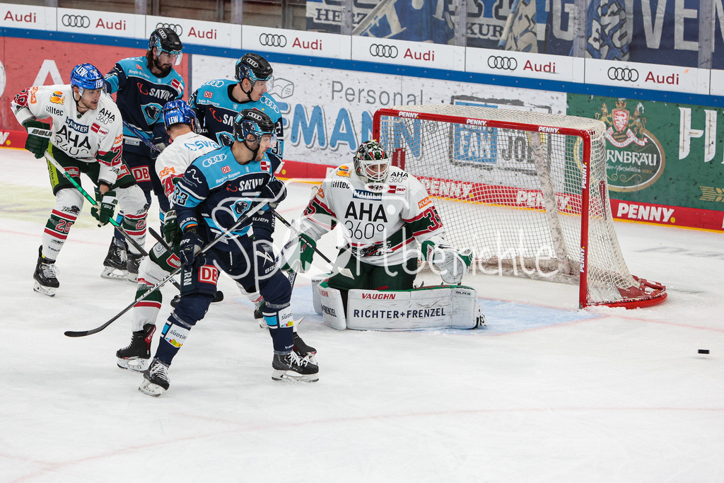 ERC Ingolstadt - Augsburger Panther  | Die Hausherren um Charles BERTRAND (ERC #33) bringen die Scheibe nicht an Markus Keller (AEV #35) vorbei