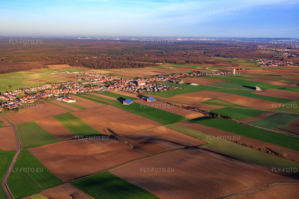 Vue aérienne: Vue d'ensemble du village depuis le sud-ouest à Schleithal dans le département Bas Rhin, France – .Photo: IMG_086011.jpg prise le 06/02/2016 par Werner Riehm/FLY-FOTO.eu – Résolution de l'original: 5472 x 3648 px