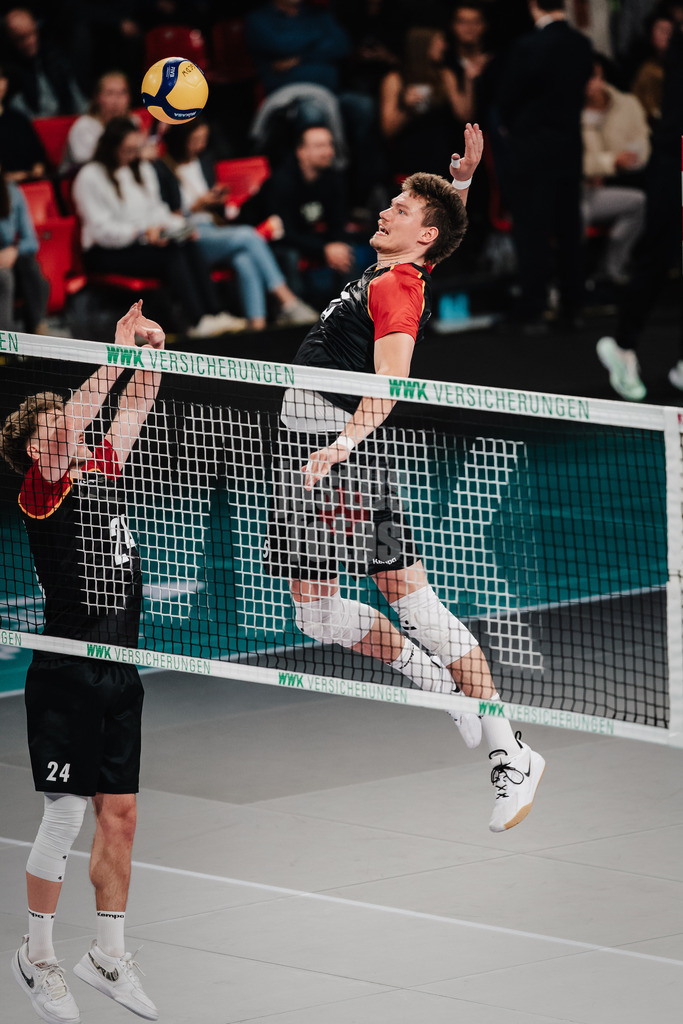 Volleyball | Männer | Testspiel | Deutschland vs. Italien | 26.05.2025 | Lukas Maase (#25, Deutschland) beim Aufwärmen