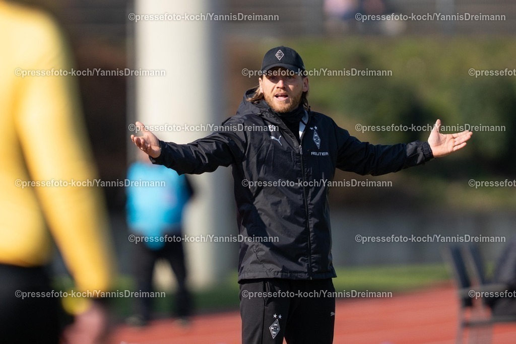 xYDR15032501016 | 15.03.2025, xydrx, Fußball, Borussia Mönchengladbach II (U23) - 1.FC Bocholt, Regionalliga West, Grenzlandstadion:  Eugen Polanski (Trainer Borussia Moenchengladbach II) beschwert sich beim Linienrichter, regt sich auf,