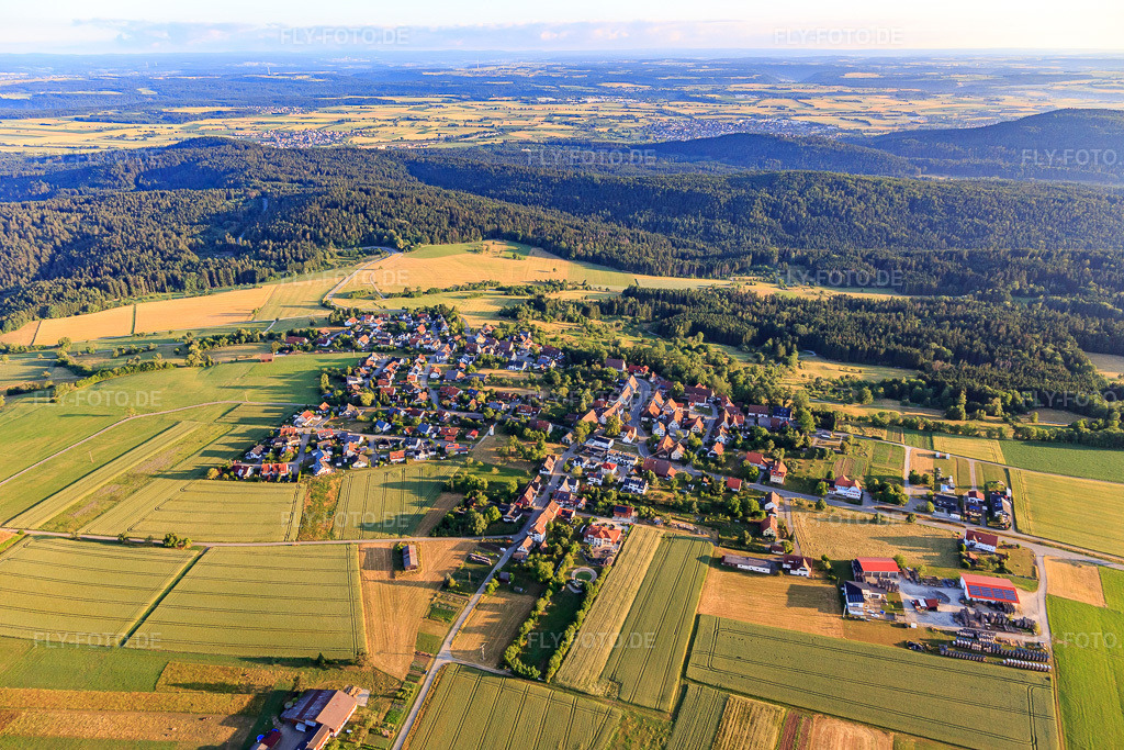 Luftbild: Dorfansicht von Süden im Ortsteil Brittheim in Rosenfeld im Bundesland Baden-Württemberg in Deutschland. Foto: IMG_148824.jpg vom 28.06.2025 durch Werner Riehm/FLY-FOTO.de