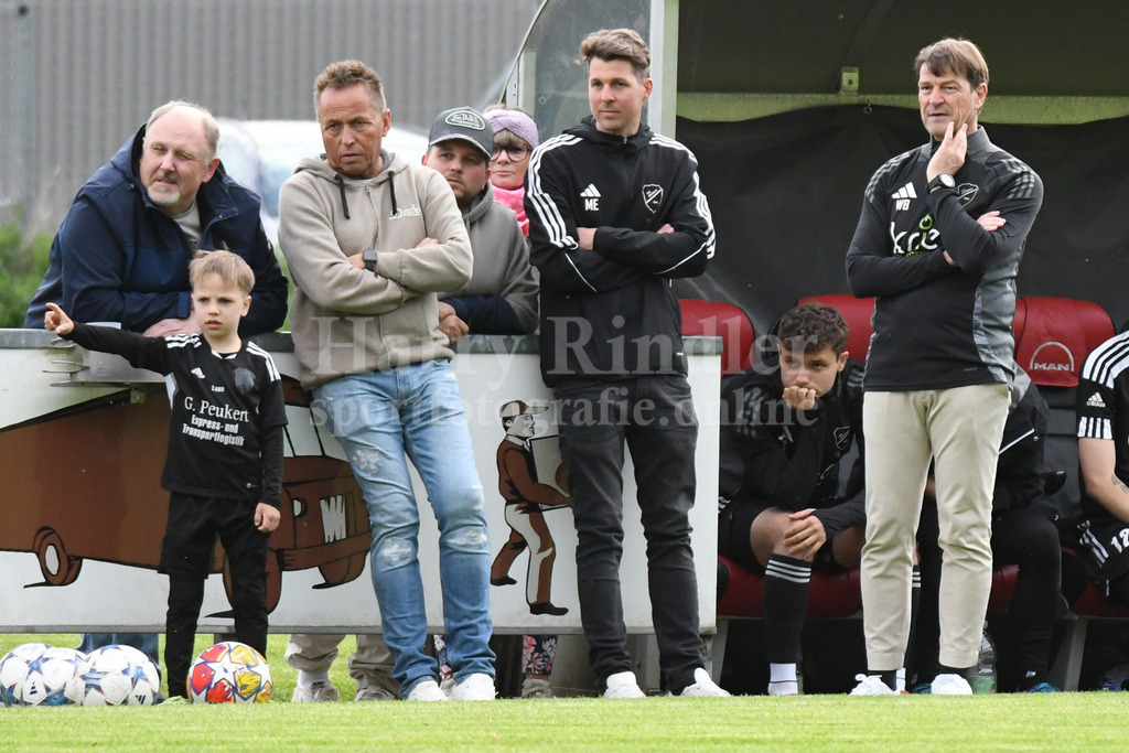 TSV Seebach : SpVgg GW Deggendorf vom 09.05.2025 | Seebachs Verantwortliche: v.l. Gunther Peukert (sportlicher Leiter); Manuel Ebner (Teammanager); Wolfgang Beller ( Trainer TSV Seebach) - Realisiert mit Pictrs.com
