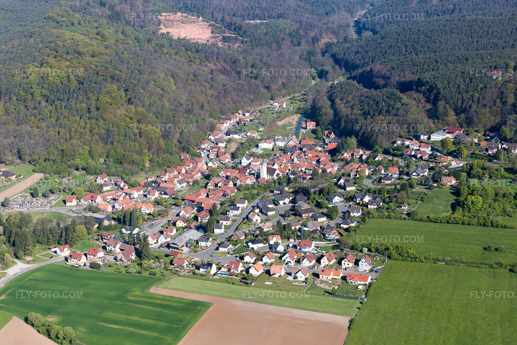 Aerial view: View of the town in Offwiller in the state Bas-Rhin, France.Photo: IMG_099460.jpg taken on 04/30/2017 by Werner Riehm/FLY-FOTO.comResolution of the original: 5472 x 3648 px