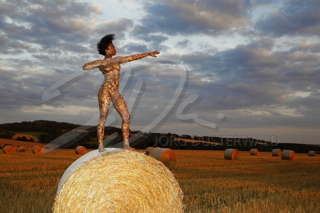 AgrarArt-GOLDFELD_0778b | #002 | Modell: Clémentine | Foto: Tschiponnique Skupin  - Realisiert mit Pictrs.com