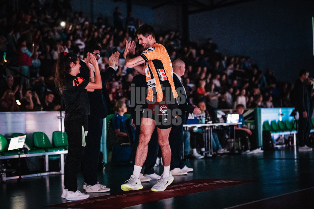 Volleyball | Herren | Saison 2025/2026 | Volleyball Ligacup | Finale | SVG Lüneburg vs. Berlin Recycling Volleys | 12.10.2024 | Daniel Malescha (#10, BERLIN RECYCLING Volleys) läuft in die Arena ein