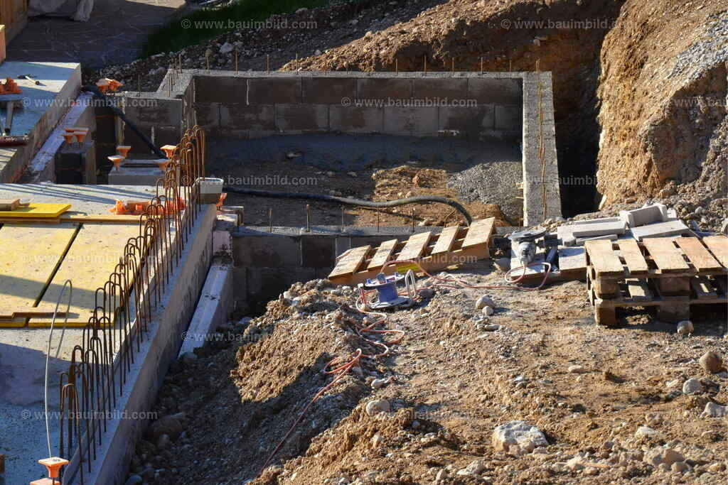 Frostschürze aus Schalungssteinen | Mit Beton verfülltes Schalsteinmauerwerk als Frostschürze für Bodenplatte