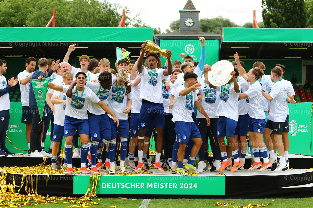 NH_BorussiaDortmundU19_TSG1899HoffenheimU19_U19Bundesliga_30052024 | Zusammen mit dem Junioren DFB-Pokal bejubelte die TSG 1899 Hoffenheim U19 den Sieg der A-Junioren Meisterschaft.

Fußball I Junioren I A-Junioren Bundesliga I Saison 2023-2024 I Finale Deutsche Meisterschaft I Borussia Dortmund U19 - TSG 1899 Hoffenheim U19 I 30.05.2024 I Stadion Niederrhein