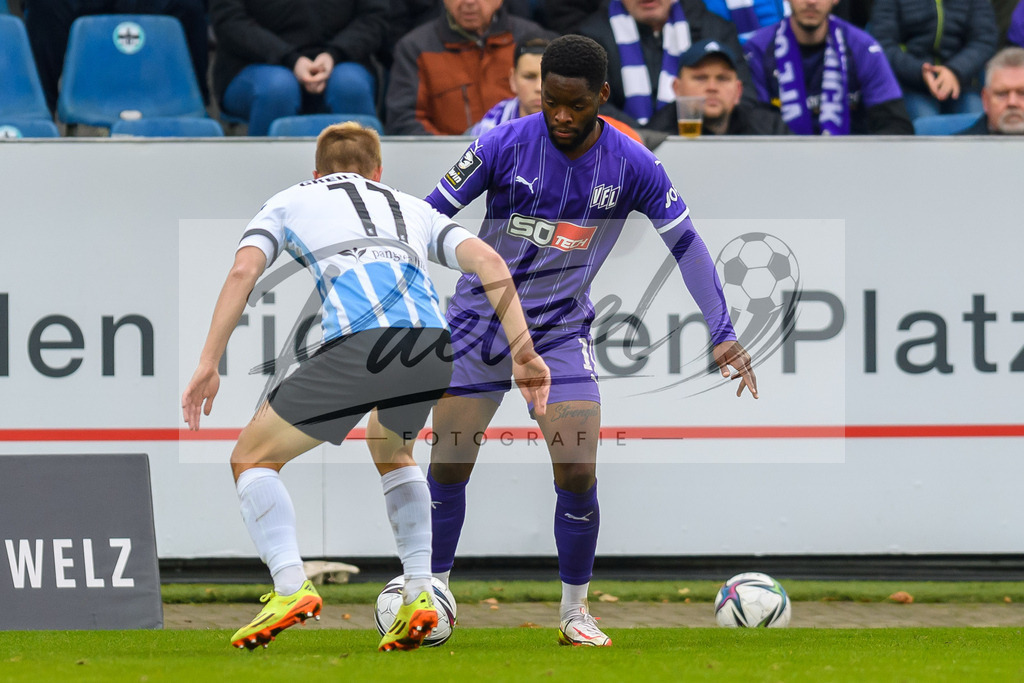 OSNTSV20211106_097 | Fussball, Herren: Ba-Muaka Simakala (VfL Osnabrueck) und Fabian Greilinger (TSV 1860 Muenchen) im Zweikampf bei dem Spiel der 3. Liga zwischen VfL Osnabrueck und TSV 1860 Muenchen im Stadion an der Bremer Bruecke am 06.11.2021 in Osnanbrueck, Deutschland.DFB / DFL REGULATIONS PROHIBIT ANY USE OF PHOTOGRAPHS AS IMAGE SEQUENCES AND/OR QUASI-VIDEO. - Realisiert mit Pictrs.com