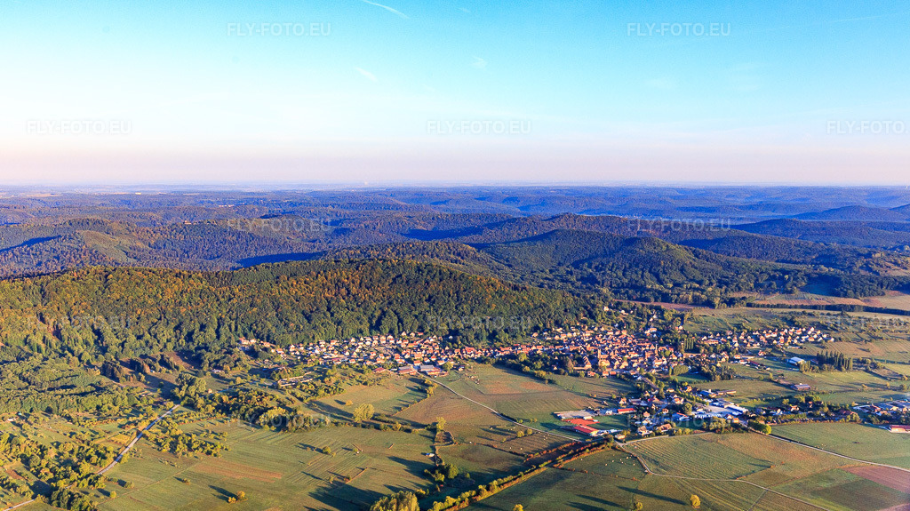 Vue aérienne: Vue de la ville depuis le sud-est à Neuweiler dans le département Bas Rhin, France – .Photo: IMG_111648.jpg prise le 16/09/2018 par Werner Riehm/FLY-FOTO.eu – Résolution de l'original: 4710 x 2646 px