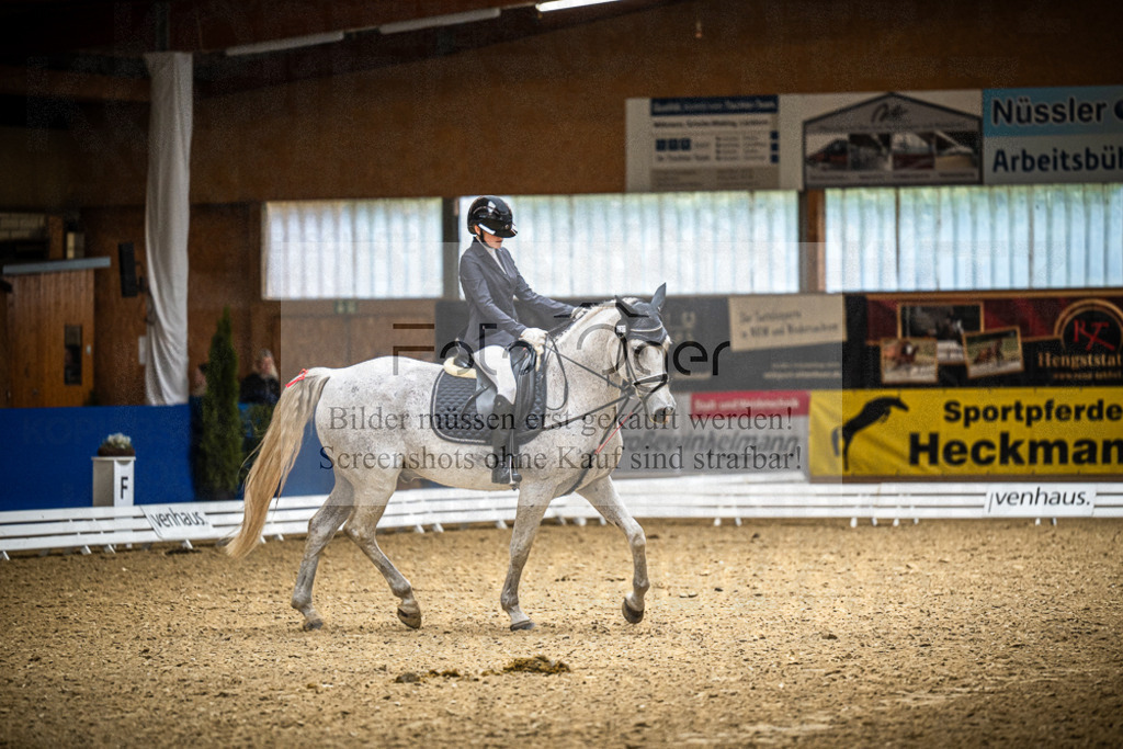 DOS_0710 | Entdecke hochwertige Reitturnierfotos von Foto Oger. Professionell, emotional und authentisch – jetzt Lieblingsmomente im Shop bestellen. - Realisiert mit Pictrs.com