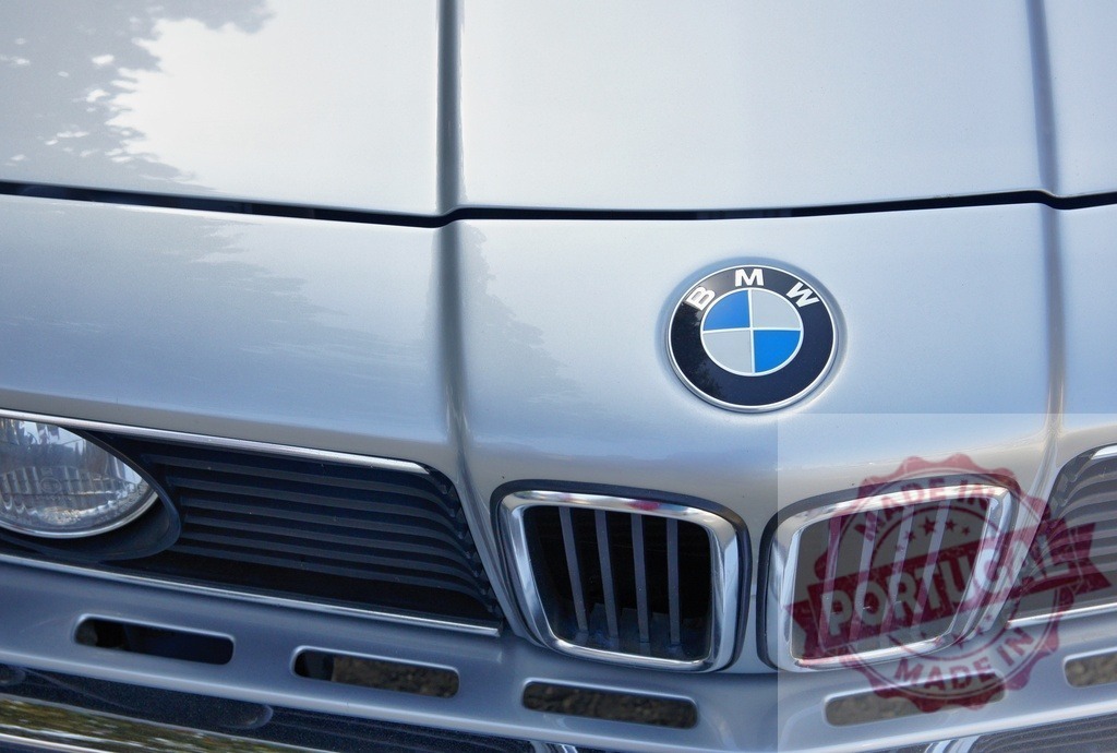 BMW classic car front grille and logo closeup | BMW classic car's front grille with the iconic logo emblem on the hood - Realized with Pictrs.com
