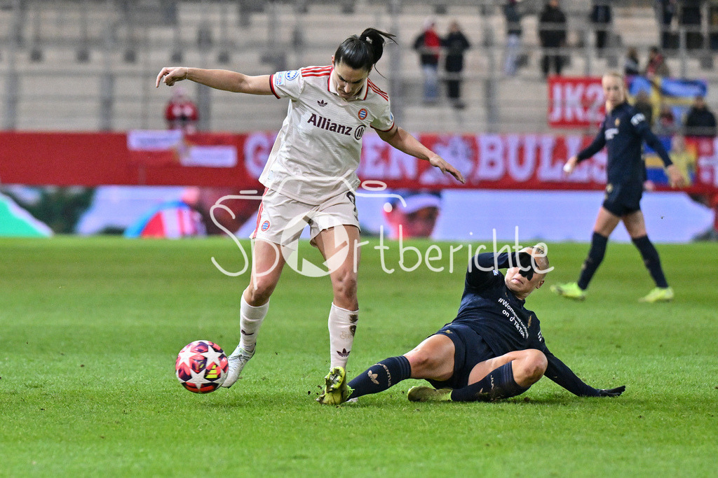 FC Bayern München Frauen - Juventus Turin Frauen | im Duell Jovana DAMNJAVOVIC (FCB #9) und Hanna BENNISON (Juventus FC Frauen 15) / Zwekampf / Womens Champions League: FC Bayern Frauen - Juventus FC, FC Bayern Campus am 12.12.2024