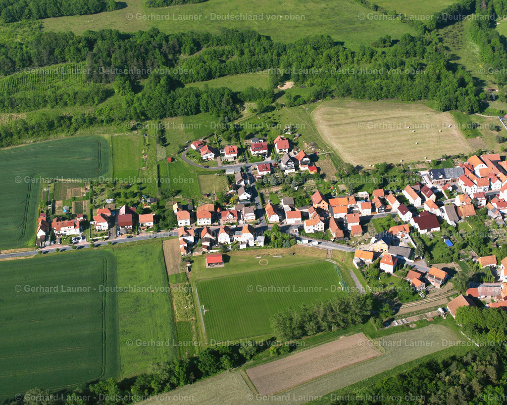 2634655 | ERSHAUSEN 09.06.2006 Landwirtschaftliche Nutzflächen und Feldgrenzen  umsäumen das Siedlungsgebiet des Dorfes in Ershausen im Bundesland Thüringen, Deutschland // Agricultural land and field boundaries surround the settlement area of the village  in Ershausen in the state Thuringia, Germany Foto: Gerhard Launer