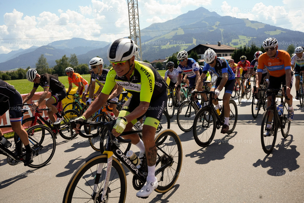 461_20230817_Bewerb_Maenner_Muehlanger | AUT - OESTERREICH, 2023-08-16: SPORT RENNRAD-FAHREN - 55. INTERNATIONALER RADWELTPOKAL IN ST. JOHANN IN TIROL  - Vintage-Radrennen mit WM-Bronze-Medaillen-Siegerin Christina Schweinberger, den Teilnehmer und Alexander Baumann (vom Orginastions-Team) - TAG 2 BEWERB MAENNER IN SECHS GRUPPEN  ; Foto: Roland Muehlanger