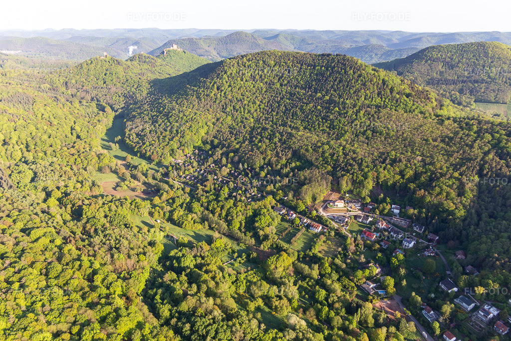 Luftbild: Birnbachtal in Leinsweiler im Bundesland Rheinland-Pfalz in Deutschland. Foto: IMG_131237.jpg vom 07.05.2022 durch Werner Riehm/FLY-FOTO.deLeinsweiler - wo die Pfalz am schönsten ist
