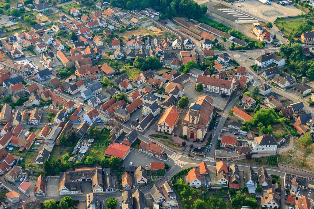 Aerial view: Town center Grand Rue with Ecole Elémentaire Louis Cazeaux and Eglise Saint-Michel in Soufflenheim in the state Bas-Rhin, France. – Photo: IMG_30558.jpg taken on 07/09/2010 by Werner Riehm/FLY-FOTO.com – Resolution of the original: 4752 x 3168 px