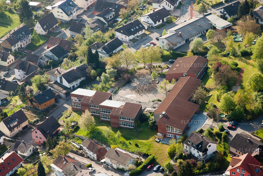 Luftbild: Grundschule im Ortsteil Kleinsteinbach in Pfinztal im Bundesland Baden-Württemberg in Deutschland. Foto: IMG_26801.jpg vom 28.04.2010 durch Werner Riehm/FLY-FOTO.de