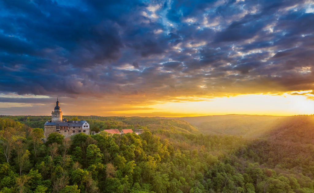 Burg Falkenstein im Sonnenaufgang | Wir machen aus Ihren Bildern Erinnerungen für die Ewigkeit | Hochwertige Fotografien für Ihr zu Hause. - Realisiert mit Pictrs.com