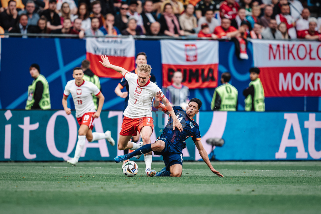 Fußball | Herren | UEFA-Fußball-Europameisterschaft 2024 | Gruppe D | Polen vs. Niederlande | 16.06.2024 | Zweikampf zwischen Karol Swiderski (#7, Polen) links und Tijjani Reijnders (#14, Niederlande) rechts