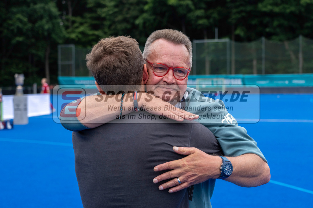 Final4_20250601-1518-HK108770 | Krefeld, Deutschland, 01.06.2025:  Feldhockey Final4 2025 – „Deutsche Feldhockey-Meisterschaften 2025“ Crefelder HTC - Rot-Weiss Köln (Finale Herren) im Gerd-Wellen-Hockeyanlage am 01.06.2025 in Krefeld, Deutschland. (Foto von Kramhöller/Fehrmann/Kaste)Krefeld, Germany, 01.06.2025: Feldhockey Final4 2025 – „Deutsche Feldhockey-Meisterschaften 2025“ Harvestehuder HTC - Düsseldorfer HC (Finale Damen) in Gerd-Wellen-Hockeyanlage at 01.06.2025 in Krefeld, Deutschland. (Foto from Kramhöller/Fehrmann/Kaste)