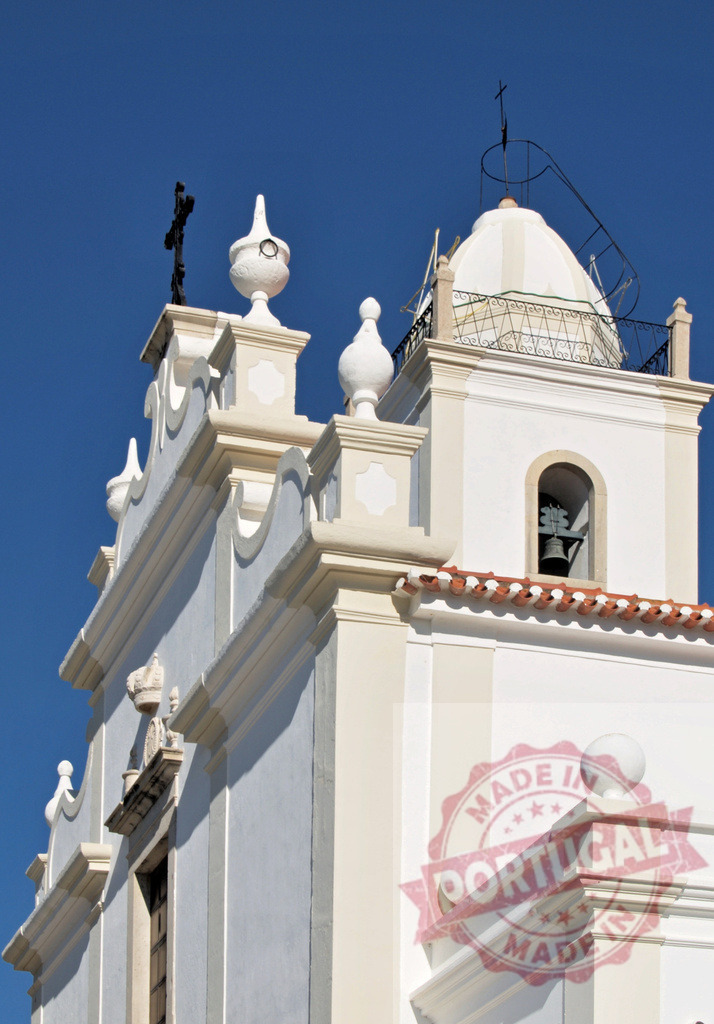 White church bell tower and dome against blue sky | Christian church architecture featuring a bell tower, dome, and cross under a clear sky - Realisiert mit Pictrs.com