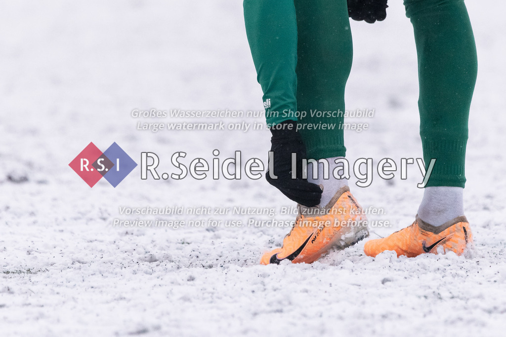 RS-1-024532 | Fußballer schnürt sich die Stollenschuhe (Nike Air Zoom) im Schnee.