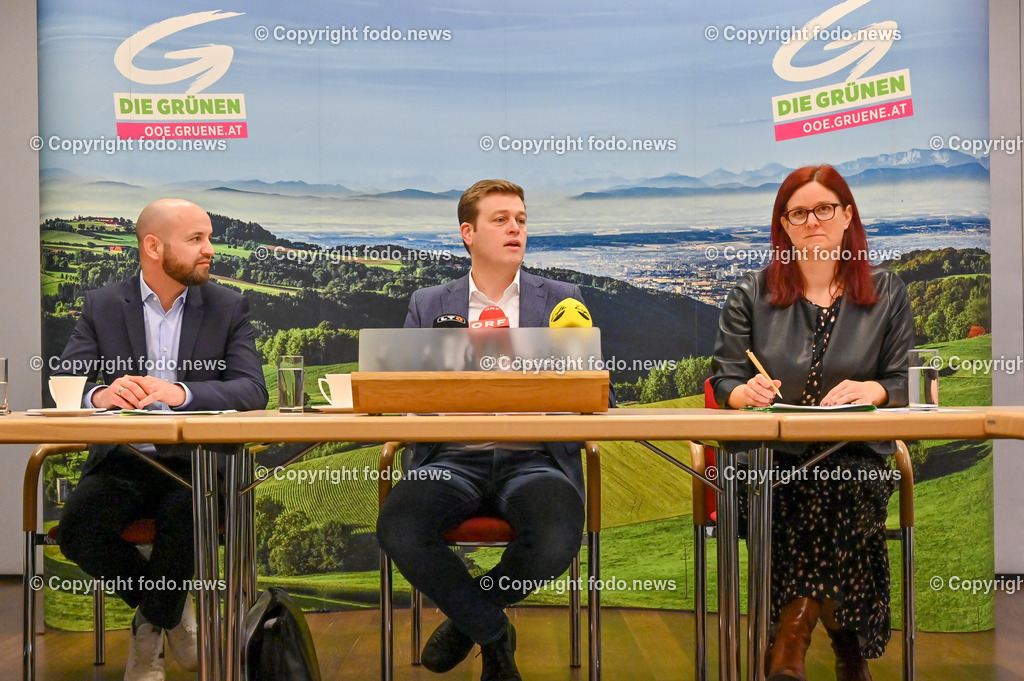 Pressekonferenz Die Grünen OÖ_ Energieoffensive für OÖ 2023_ 16.01.2023-12 | 16.01.2023, Presseclub Linz, AUT, Pressekonferenz Die Gruenen Ooe, Schwarz-Blau rutscht mit gewohnter Klimaschutz-Blockade ins neue Jahr - Gruene widmen 2023 der umfassenden Energieoffensive für Oberoesterreich und praesentieren weitere Schwerpunkte im Bild Severin Mayr (Die Gruenen, Klubobmann), LR Stefan Kaineder (Die Gruenen), Ursula Roschger (Die Gruenen, Landesgeschaeftsfuehrerin)