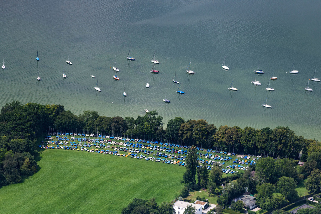 dr__0057329.jpg | INNING AM AMMERSEE 23.07.2020 Segelschiff Liegeplätze am Bootsplatz Stegen im Hafen in Inning am Ammersee im Bundesland Bayern, Deutschland. // Sailboat Liegeplaetze on Bootsplatz Stegen in the harbor in Inning am Ammersee in the state Bavaria, Germany. Foto: Daniel Reiter