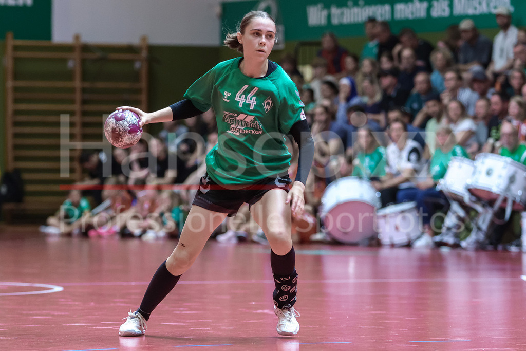 Handball, DHB-Pokal Frauen, SV Werder Bremen - VfL Oldenburg | v.li.: Chiara Thorn (SV Werder Bremen, 44) Freisteller am Ball, Einzelfoto, Spielszene, Aktion, Action