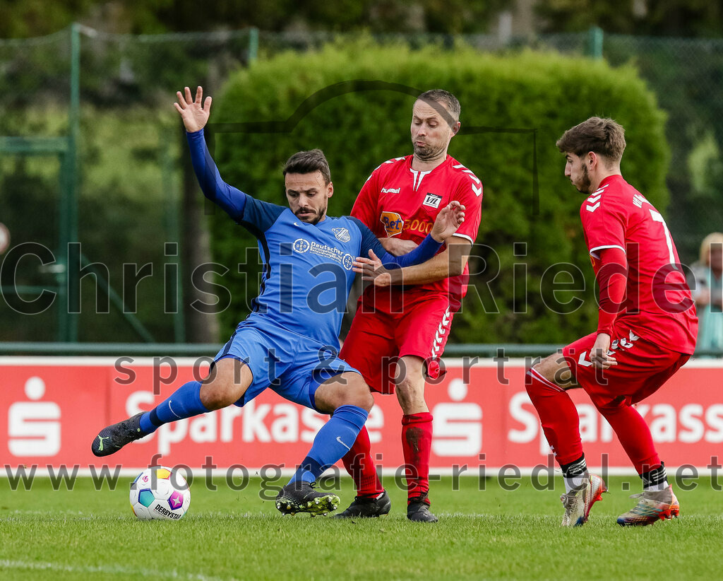 2023-11-04_034_FC_Langengeisling_gegen_VfL_Waldkraiburg | Erding, Deutschland, 04.11.2023:
Fußball, Bezirksliga Oberbayern Ost 2023 / 2024, 16. Spieltag, FC Langengeisling gegen VfL Waldkraiburg, Endergebnis: 2:0

Maximilian Hintermaier (FC Langengeisling, #13), Raimund Stuiber (VfL Waldkraiburg, #4), Sandro Diakourakis (VfL Waldkraiburg, #7)

Foto: Christian Riedel / fotografie-riedel.net