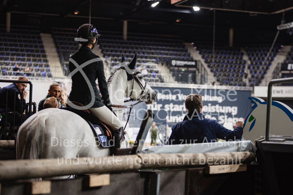 241103_Oldenburg_FinaleMittlereTour-200 | Deine schönsten Turniermomente als professionelle Fotos! Entdecke hochwertige Pferdesport-Fotografie im Online-Shop. Jetzt Fotos finden & bestellen!