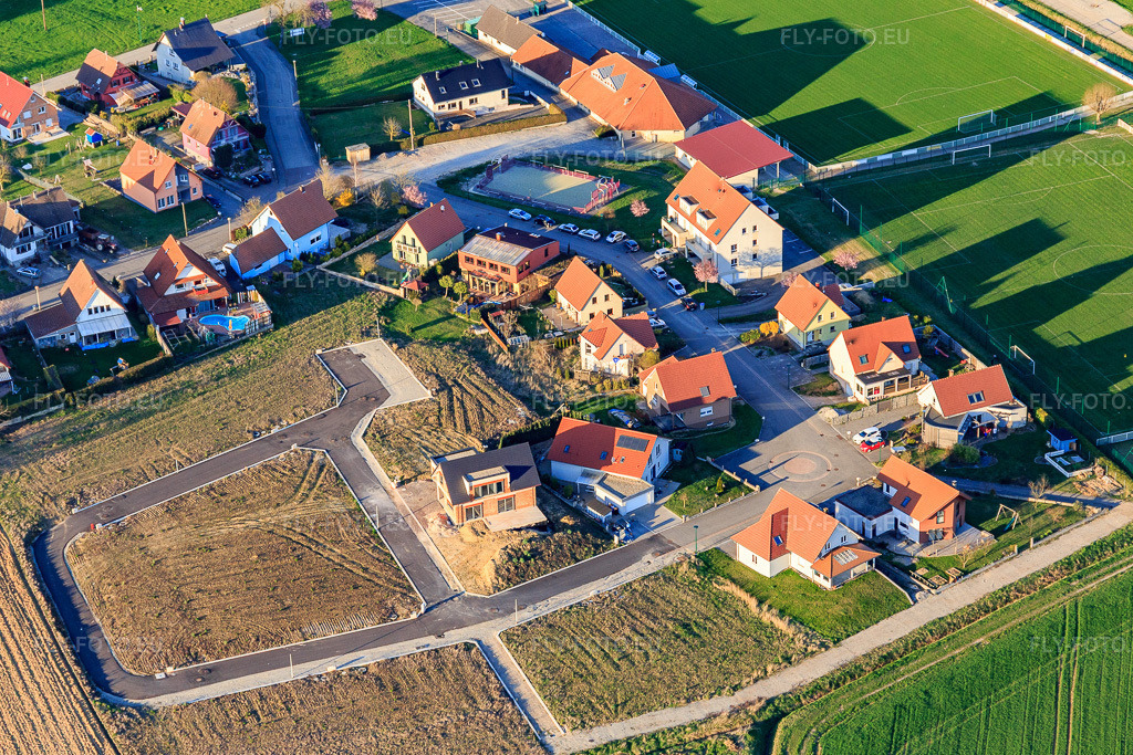 Vue aérienne: Nouvelle zone de développement Rue des Lilas à Oberlauterbach dans le département Bas Rhin, France – .Photo: IMG_097847.jpg prise le 27/03/2017 par Werner Riehm/FLY-FOTO.eu – Résolution de l'original: 5166 x 3444 px